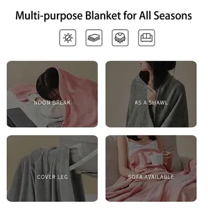 Versatile coperta in flanella grigia e rosa usata come scialle, coprigambe o per divano