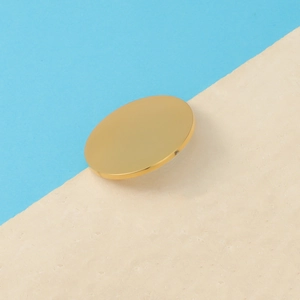 Vue détaillée d'un pendentif rond doré en acier titane poli pour la création de bijoux