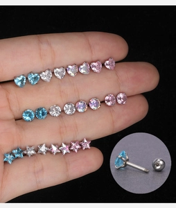 Détail de boucles d'oreilles en acier inoxydable avec fermoir à vis et zircone colorée