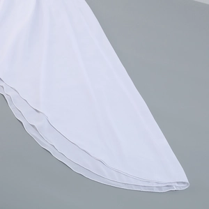 Detailansicht der weißen Schicht-Chiffon-Struktur mit feinen Nähten und Transparenz