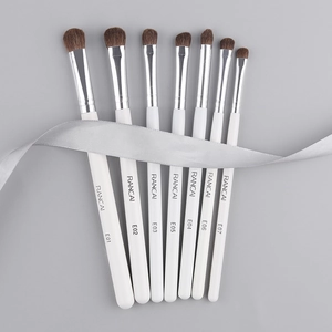 Nahaufnahme von 7 professionellen Augen-Make-up-Pinseln mit weißen Griffen und Pferdehaar