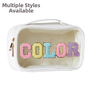 Dettaglio beauty case in PVC bianco con finestra trasparente e lettere in ciniglia colorata