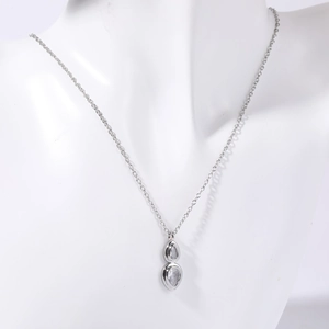 Collana d'argento con doppio ciondolo in zircone esposta su un busto di manichino