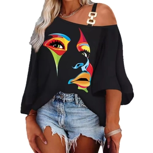 Damen Schulterfreies schwarzes Oberteil mit buntem Gesichtsdruck und Metallkettendetail