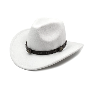 Détail d'un chapeau de cowboy blanc en laine avec ruban en cuir brun et rivets en métal