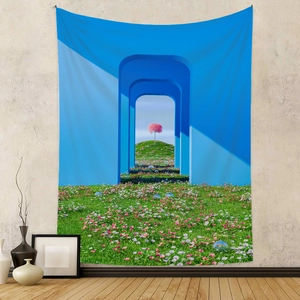 Détail d'une tapisserie paysagère artistique avec arches bleues et arbres roses au mur