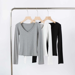 Détail de t-shirts en modal à manches longues et col en V en gris, blanc et noir