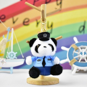 Detailopname van een schattige panda pluche sleutelhanger in blauw politie-uniform.