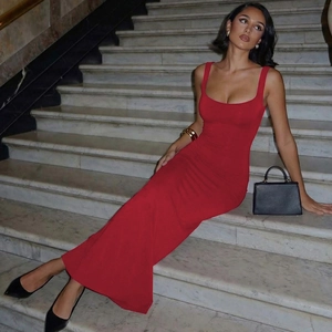Détail d'une robe longue rouge dos nu élégante montrant la coupe ajustée sur un mannequin