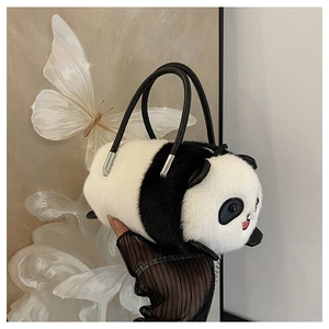 Dettaglio di una borsa a cilindro a forma di panda in morbida pelliccia sintetica b/n