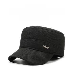Dettaglio del cappello militare nero con trama in diagonale e logo in metallo Hempl