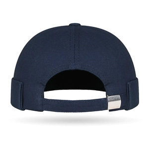 Bonnet docker bleu marine en sergé de coton avec sangle métallique réglable et style sobre