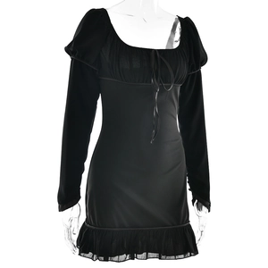 Détail du col carré avec laçage et ourlet à volants sur une robe noire moulante