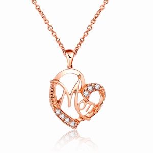 Collier cœur Mom en or rose avec cristaux étincelants sur fond blanc épuré