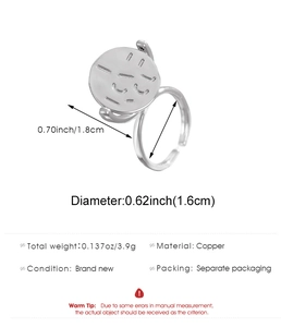 Dettaglio macro dell'anello girevole in argento con misure del disco da 1,8 cm mostrate