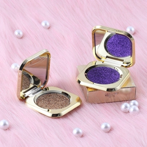 Detailansicht der goldenen Dosen mit violetten und bronzenen Glitzer-Lidschatten-Texturen