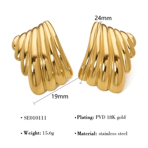 Macro-opname van 24mm vergulde veer-oorbellen met details van de PVD 18K gouden afwerking