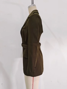 Vue détaillée du blazer vert olive avec ceinture, revers à encoche et poches à rabat
