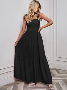 Elegante zwarte strapless maxi-jurk met geplooid lijfje en gelaagde rok voor de zomer