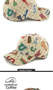 Detalle de la gorra café con bordado de letras coloridas y textura de lona tejida