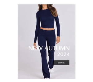 Dettaglio del set due pezzi blu navy con top corto a maniche lunghe e pantaloni svasati