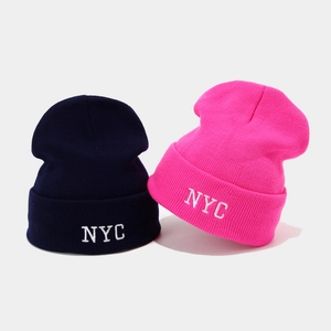 Bonnets en maille NYC bleu marine et rose présentés à plat de manière professionnelle