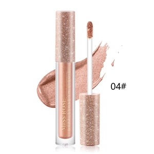 Macro λήψη υγρής σκιάς ματιών 04 Champagne Gold με λαμπερή λαβή και πινέλο εφαρμογής