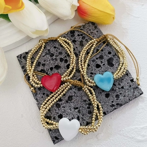 Pulseras de cuentas de cobre bañadas en oro con colgantes de corazones de cristal