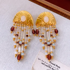 Boucles d'oreilles dorées avec pampilles, cabochon blanc et perles colorées de style rétro