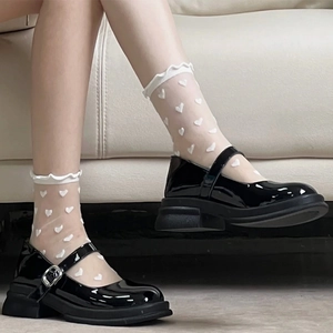 Chaussures Mary Jane noires vernies à plateforme avec boucle et chaussettes résille à cœurs