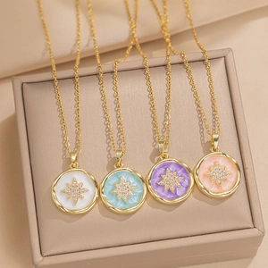 Goldene Stern-Muschel-Anhängerketten in Weiß Blau Lila und Rosa mit Zirkonia