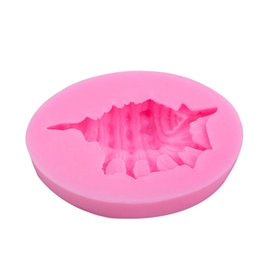 Detailaufnahme einer rosa Silikonform mit feinen Muscheltexturen für das Backen von Fondant