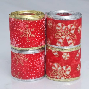Détail de quatre rubans de Noël rouges avec flocons scintillants et motifs de cannes