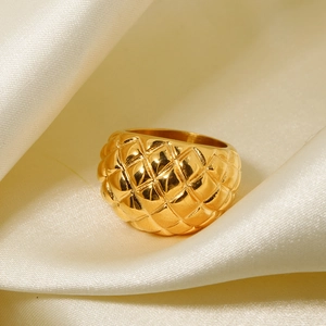 Macro di anello in acciaio dorato con motivo trapuntato su tessuto di seta oro