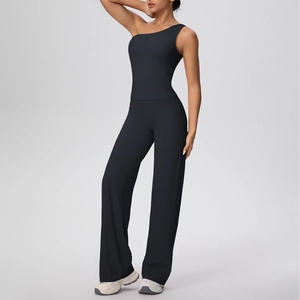 Détail du haut de yoga noir asymétrique et du pantalon de fitness large à taille haute