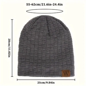 Detailansicht der dunkelgrauen Strickmütze mit Textur und braunem Leder-Label