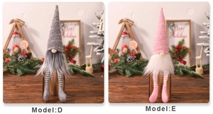 Dettaglio di gnomi natalizi con lunghe gambe a strisce e cappelli di maglia su legno