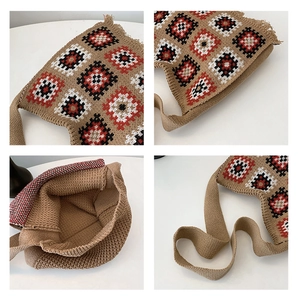 Detailansicht der khakifarbener Stricktasche mit geometrischem Rautenmuster in Rot