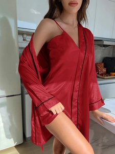 Vue détaillée de l'ensemble pyjama en satin rouge avec bordures contrastées noires