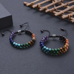 Detail eines 6mm Chakra-Steinarmbands mit Lebensbaum-Anhänger an Kordelzug