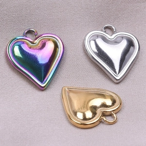 Detailansicht von herzförmigen Anhängern aus Edelstahl in Regenbogen, Gold und Silber