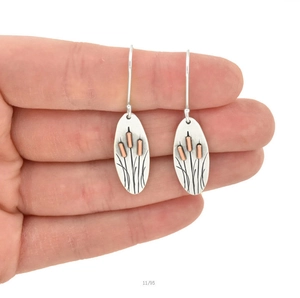 Kreative Blatt-Schilf-Ohrhänger aus Silber und Kupfer Metall mit eleganter Handpräsentation