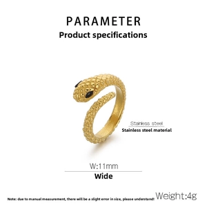 Détail d'une bague serpent dorée en acier inoxydable avec yeux noirs et texture écaillée