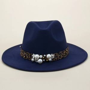 Détail du chapeau fedora en laine bleu marine avec ruban léopard, perles et fleurs