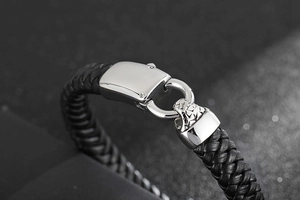Détail macro du bracelet en cuir tressé noir pour homme avec boucle en métal argenté