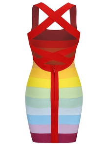 Détail du dos d'une robe bandage arc-en-ciel avec bretelles croisées et zip rouge