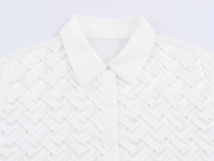 Détail de la texture tissée et du col sur un chemisier blanc en satin pour femme