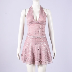 Détail de l'ensemble top dos nu à paillettes roses et mini-jupe plissée sur mannequin