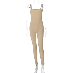 Détail d'une combinaison kaki en maille côtelée montrant la texture et la coupe ajustée