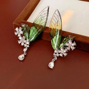 Orecchini ad ala verde sfumato con fiori di diamante, nappe e ciondolo a goccia
